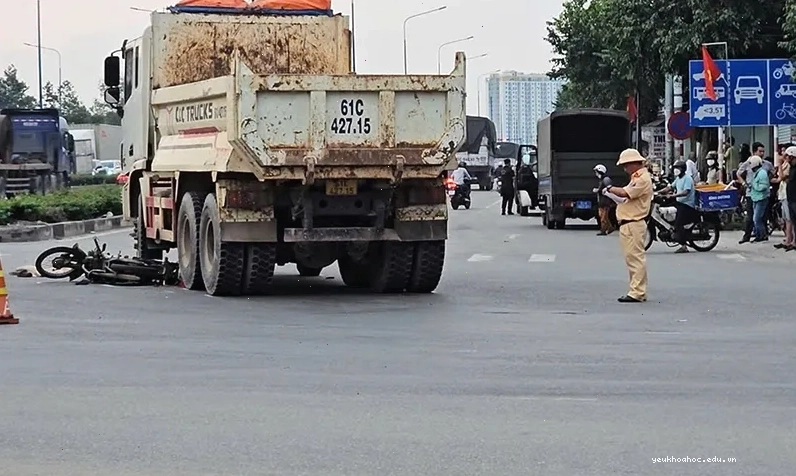 Xe ben va chạm xe máy tại cầu vượt Sóng Thần