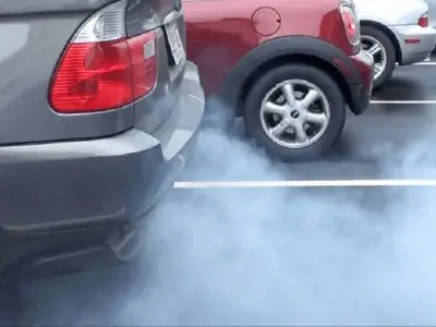 Tại sao động cơ ô tô xả khói xanh và cách xử lý nhanh chóng