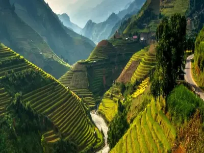 Thưởng ngoạn phong cảnh núi rừng hùng vĩ và yên bình