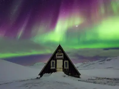 Cực quang Iceland và khoảnh khắc bầu trời bùng nổ ánh sáng